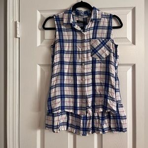 Max Jeans sleeveless top, drop tail hem, fits like a medium